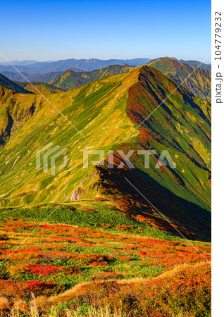 秋の谷川岳・肩ノ小屋より望む主稜線と山並みの絶景 104779232