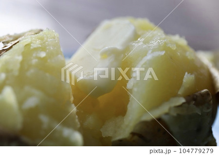蒸してホクホクのレッドクイーンのジャガバター 蒸してホクホクのレッドクイーンのジャガバター 104779279