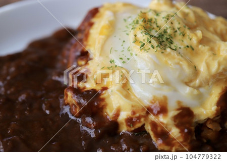 家で作ったトロトロ玉子のオムハヤシ 104779322