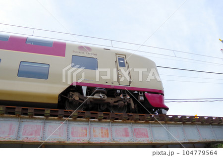 朝の鉄橋を渡る寝台特急サンライズ出雲号 104779564