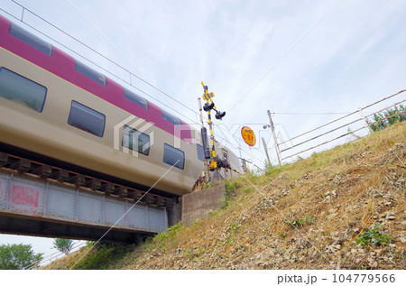 朝の鉄橋を渡る寝台特急サンライズ出雲号 104779566
