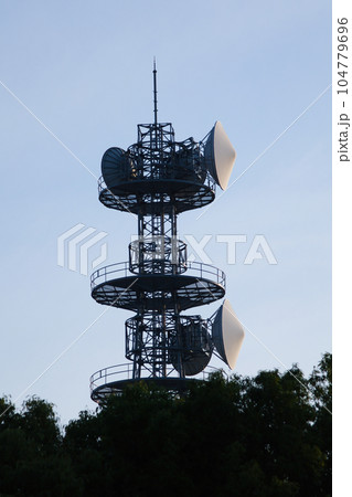 そびえ立つ巨大な白いアンテナ 104779696