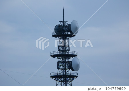 そびえ立つ巨大な白いアンテナ そびえ立つ巨大な白いアンテナ 104779699