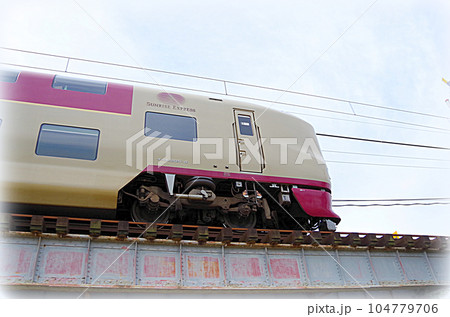 朝の鉄橋を渡る寝台特急サンライズ出雲号（イラスト風） 104779706