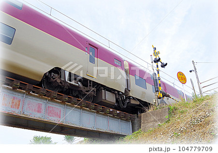 朝の鉄橋を渡る寝台特急サンライズ出雲号(イラスト風) 朝の鉄橋を渡る寝台特急サンライズ出雲号(イラスト風) 104779709