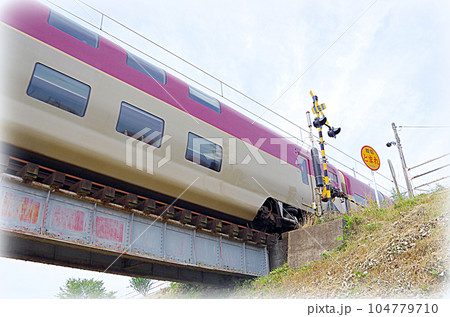 朝の鉄橋を渡る寝台特急サンライズ出雲号(イラスト風) 朝の鉄橋を渡る寝台特急サンライズ出雲号(イラスト風) 104779710