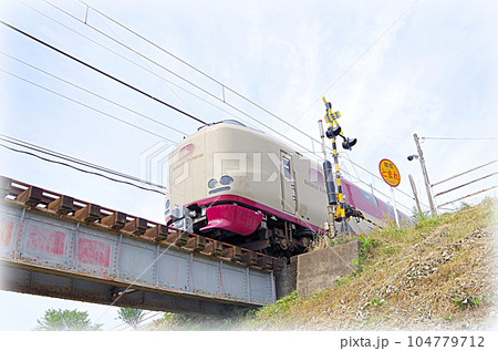 朝の鉄橋を渡る寝台特急サンライズ出雲号(イラスト風) 朝の鉄橋を渡る寝台特急サンライズ出雲号(イラスト風) 104779712