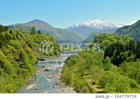 常願寺川と背景に見える立山連邦 常願寺川と背景に見える立山連邦 104779759