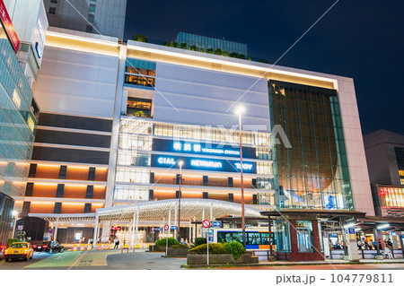 横浜駅西口　平日夜 104779811