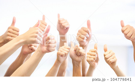 サムズアップをするたくさんの人々の手 104779841
