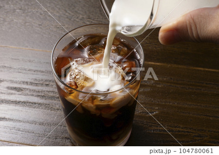 アイスコーヒーにミルクを入れる 104780061
