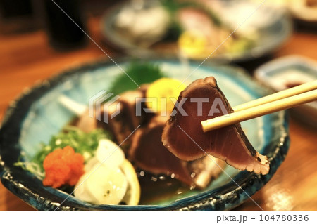 カツオのたたき　高知県の郷土料理 104780336