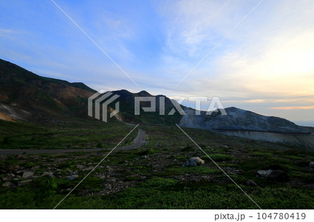 磐梯吾妻スカイラインの夜明け／福島県福島市 104780419