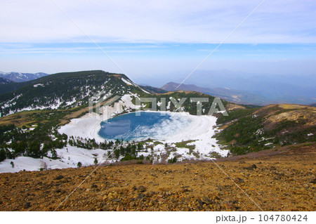 春の一切経山山頂からの五色沼(魔女の瞳)/福島県福島市 春の一切経山山頂からの五色沼(魔女の瞳)/福島県福島市 104780424