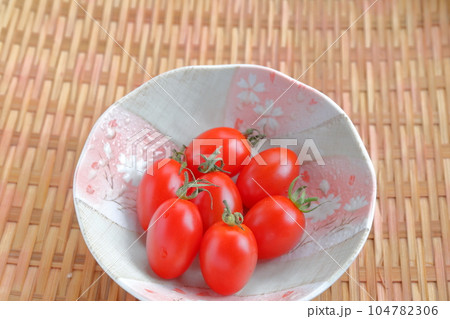 夏の代表的な野菜（お皿に盛られたミニトマト） 104782306