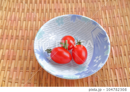 夏の代表的な野菜（お皿に盛られたミニトマト） 104782308