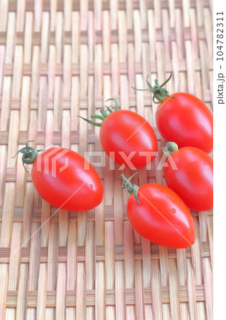 夏の代表的な野菜（新鮮なミニトマト） 104782311