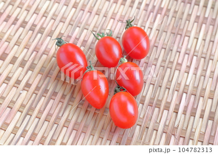 夏の代表的な野菜（新鮮なミニトマト） 104782313