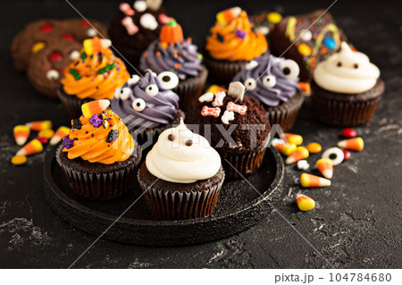Festive Halloween cupcakes and treats Festive Halloween cupcakes and treats 104784680