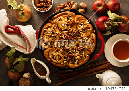 Cinnamon rolls with apples, caramel and pecan 104784795
