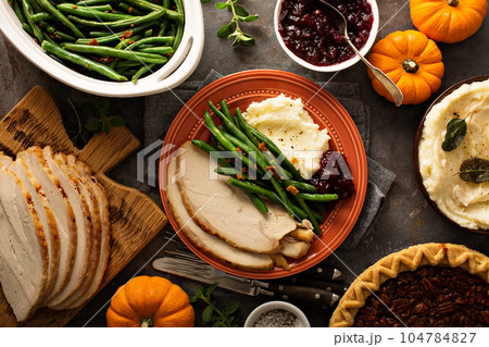 Thanksgiving plate with turkey, mashed potatoes and green beans 104784827