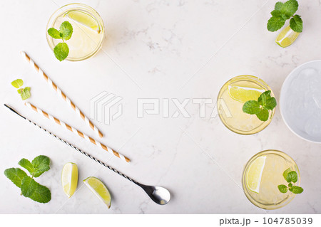 Lemonade with ice and mint 104785039