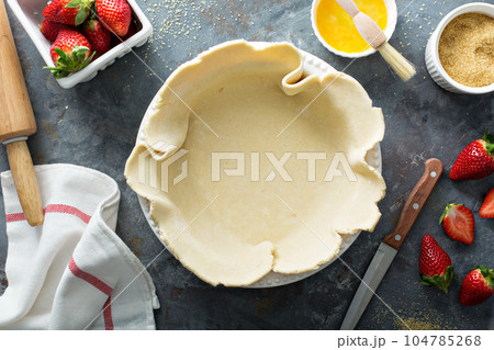 Making strawberry pie 104785268