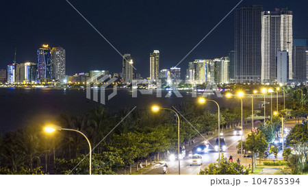 ベトナム・ダナン 海岸沿いに立ち並ぶ高層ビル群の夜景 104785394
