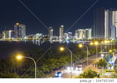 ベトナム・ダナン 海岸沿いに立ち並ぶ高層ビル群の夜景 104785395
