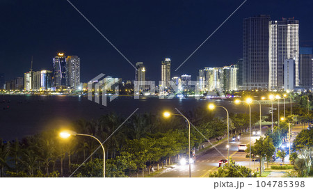 ベトナム・ダナン 海岸沿いに立ち並ぶ高層ビル群の夜景 104785398