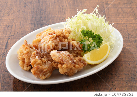 テーブルの鶏のから揚げ 104785853