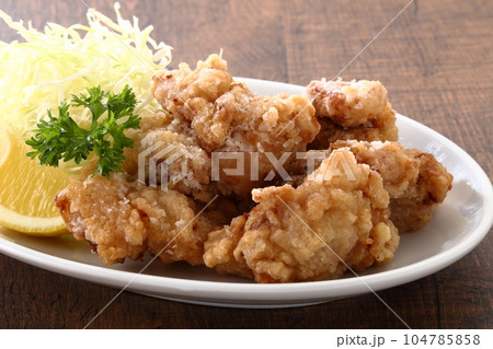 鶏の唐揚げ　クローズアップ 104785858