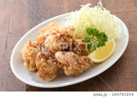 食卓の唐揚げ　ハイアングル 104785859