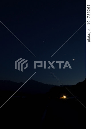 北杜市武川町、南アルプスの山並み、山際の金星と火星 104786261