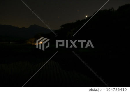 北杜市武川町、南アルプスの山並み、暮れ行く山際に金星と火星 104786419