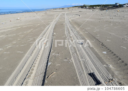 砂浜のわだち 104786605