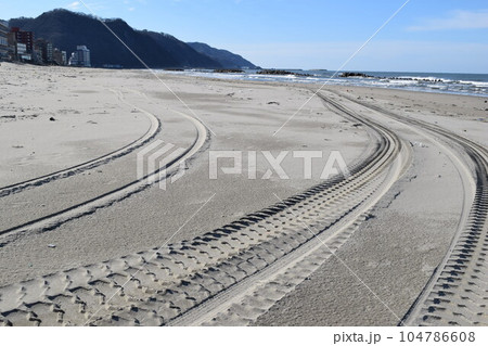 砂浜のわだち 104786608