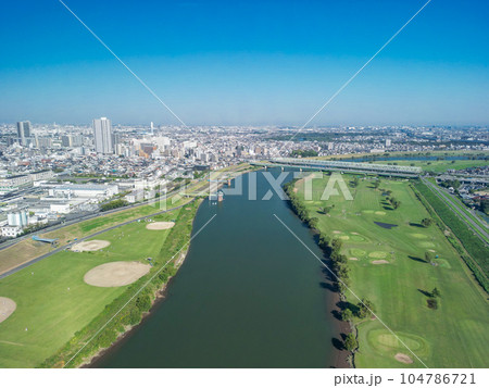 「千葉県」ドローンで矢切付近から江戸川上流を望む 104786721