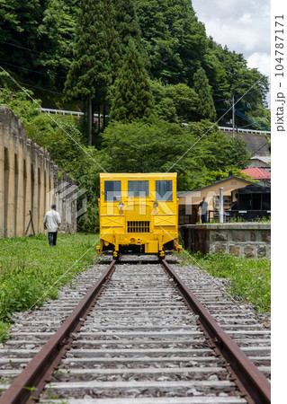 復元された太子駅に展示されている黄色いモーターカー 104787171