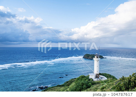 石垣島・平久保崎灯台と海 104787617
