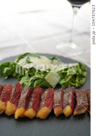 イタリア料理　牛肉のタリアータ 104787623