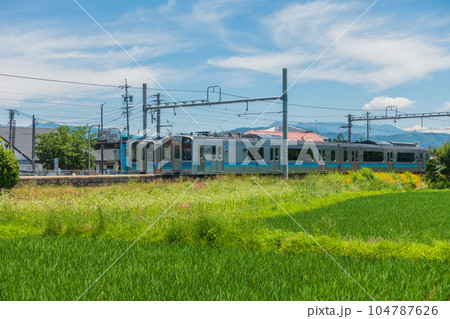 安曇追分駅に停まる列車【安曇野市】 安曇追分駅に停まる列車【安曇野市】 104787626