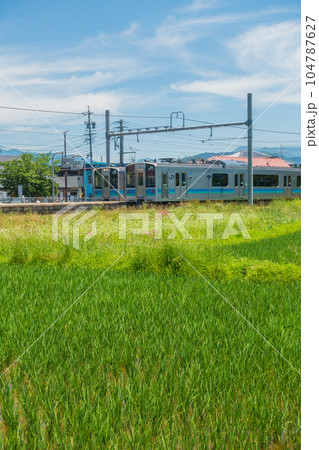 安曇追分駅に停まる列車【安曇野市】 安曇追分駅に停まる列車【安曇野市】 104787627