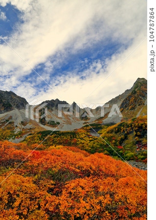 [定額] 紅葉の涸沢カールの風景 ( 10月 長野県 松本市 ) 104787864
