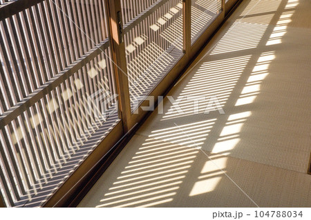 西日の入る部屋　格子窓の影 104788034