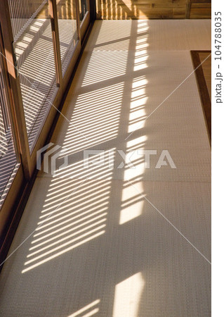 西日の入る部屋　格子窓の影 104788035