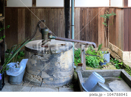 民家の井戸　古い手押しポンプ 104788041