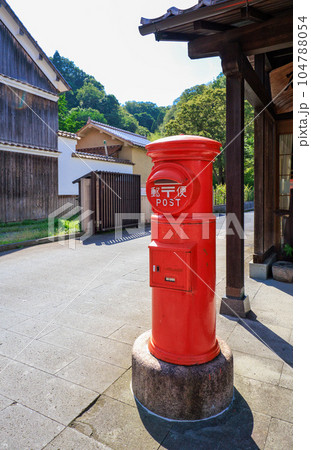 赤い郵便ポスト 引取のみ 発送いたしません 赤い丸型郵便ポストの写真素材 [104788054] - PIXTA