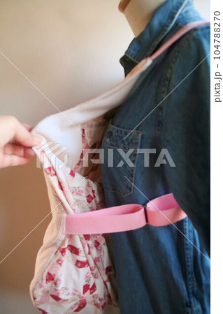 手軽に着脱できる妊婦体験グッズ　重りも入れられます 104788270