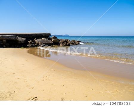 砂浜と綺麗な海の波打ち際と青空。福岡市東区奈多の海岸。 104788558